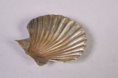 Petite coquille de baptême en bronze argenté....