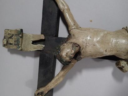 Christ de crucifixion en bois sculpté et...