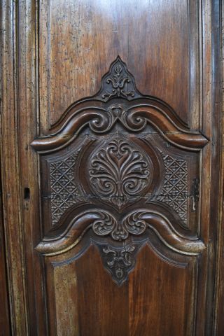Imposante armoire en noyer sculpté et mouluré,...