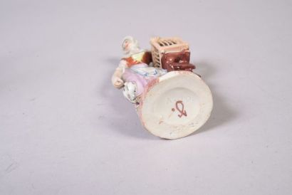 La marchande d'oiseaux.

Sujet en porcelaine...