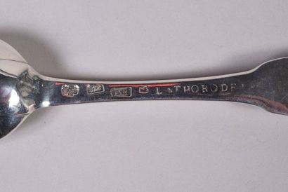 Un couvert de table en argent, modèle uniplat,...