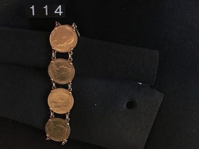 Bracelet en or avec huit demis Souverains....