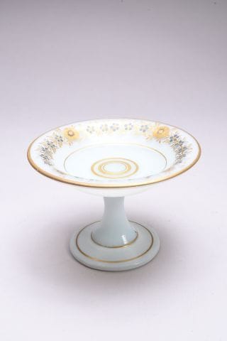 Baguier sur pied en opaline savonneuse à...