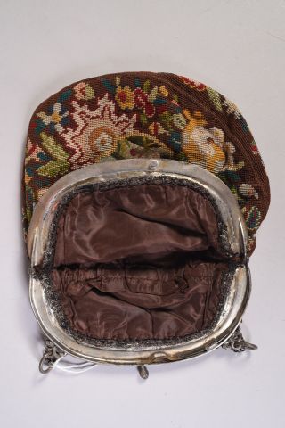 Sac en tapisserie orné en son centre sur...