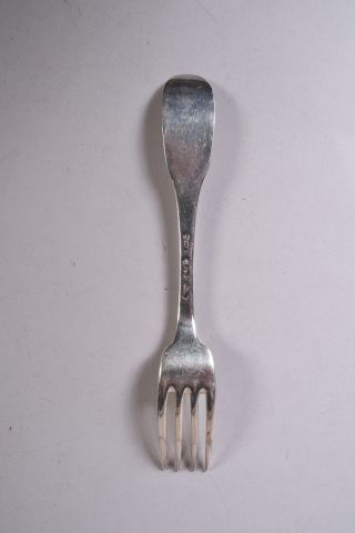 Une fourchette en argent, modèle uniplat,...
