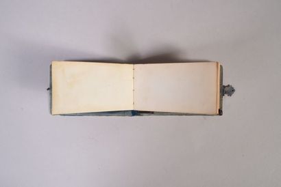 Carnet au format italien à reliure en ivoire,...
