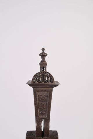 Rare clef de maîtrise à lanterne en fer forgé...