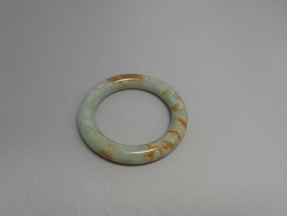 Bracelet jonc en jadéite légèrement céladonnée,...