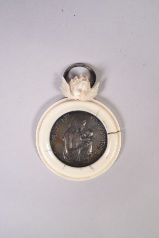 Médaille de baptême en argent gravée d'une...