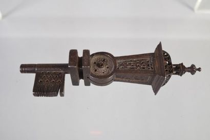 Rare clef de maîtrise à lanterne en fer forgé...
