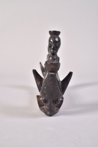 Perminaken en bois sculpté, le corps cylindrique...