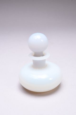 Flacon boule et son bouchon en opaline de...