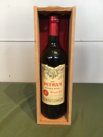 1 bouteille Pétrus 1981 Pomerol, étiquette...