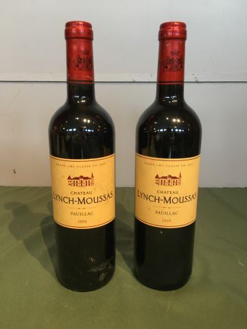 2 bouteilles Château Lynch Moussas 2010 Pauillac,...