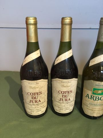 2 bouteilles : Côtes du Jura Poulsard 1992...