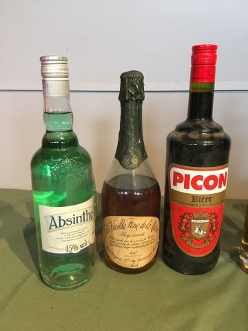6 bouteilles Alcools divers : Très Vieille...