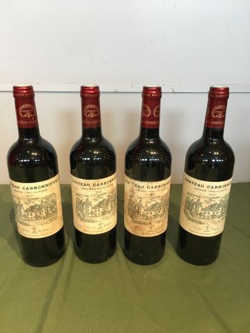 4 bouteilles Château Carbonnieux 2010 Pessac...