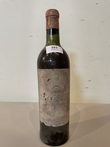 1 bouteille Château Mouton Rothschild 1944...