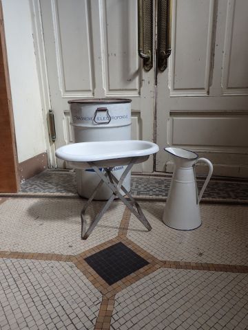 Bidet sur un piètement pliant et son broc...