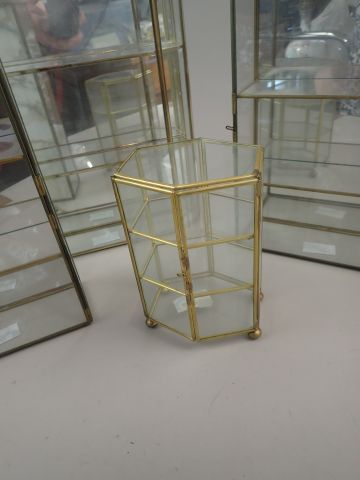 Lot de 3 petites vitrines murales et une...