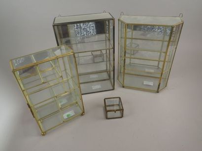 Lot de 2 petites vitrines murales et 2 petites...