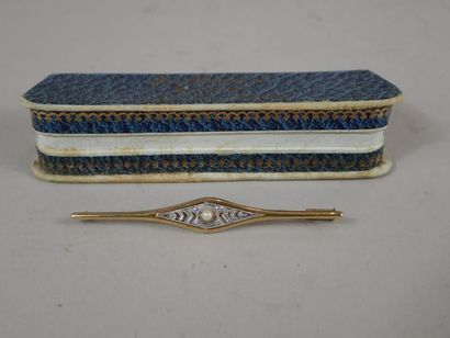 Broche barette en or jaune le centre serti...
