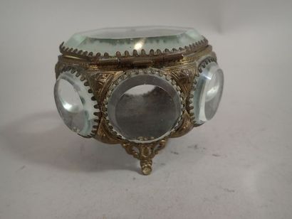 Petit écrin à bijoux en laiton et verre....
