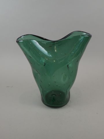 VENINI, dans le goût de. Vase en verre bullé...