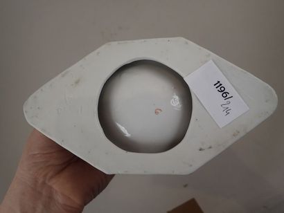 Petit vide-poche en porcelaine à décor d'un...
