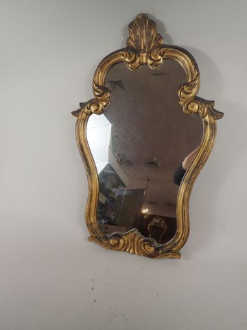 Miroir à encadrement en bois doré à décor...