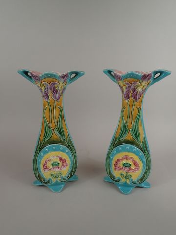 Paire de vases en barbotine de forme cornet...