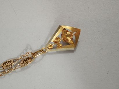 Collier filigrané en or jaune avec pendentif...