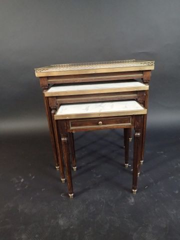 Ensemble de trois tables gigognes en bois...