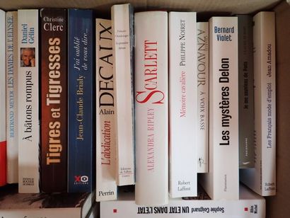 Mannettes de livres brochés comprenant Les...