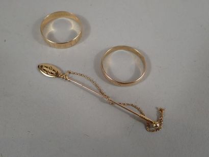 Lot en or jaune 18K comprenant une épingle...