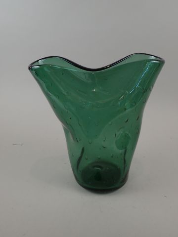 VENINI, dans le goût de. Vase en verre bullé...