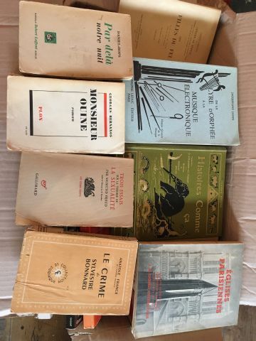 Carton de livres brochés. En l'état.