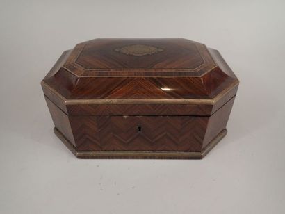 Coffret octogonal en placage de palissandre...