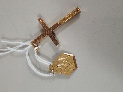 Ensemble en or jaune comprenant une médaille...
