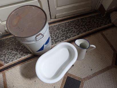 Bidet sur un piètement pliant et son broc...
