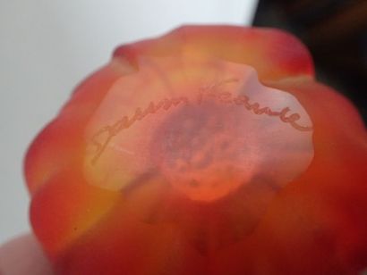 DAUM France. Fleur en cristal rouge satiné....