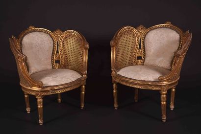 Paire de bergères en bois sculpté et doré...
