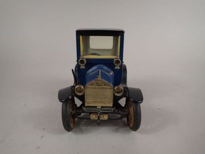 SCHUCO. Ford 1917 en tôle lithographiée bleue....