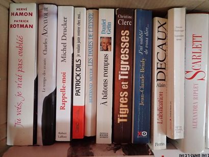 Mannettes de livres brochés comprenant Les...