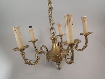 Lustre en bronze doré à cinq bras de lumière...