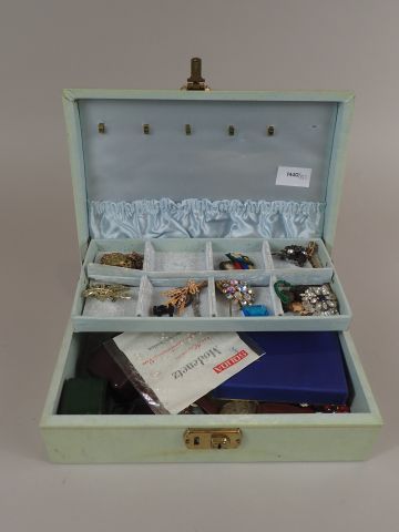 Coffret à bijoux comprenant un fort lot de...