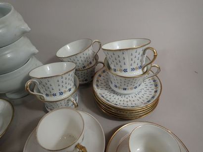 Mannette de porcelaine comprenant notamment...