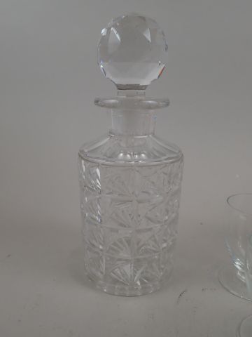Lot de verrerie comprenant un verre de cure...