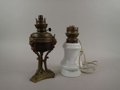Lot de deux pieds de lampes à pétrole, dont...