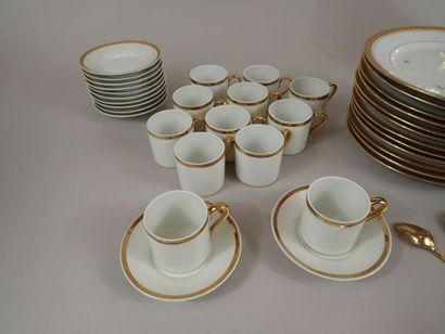 LIMOGES. Réunions de services en porcelaine...